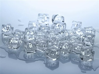 خشک برف بمقابلہ عام برف: کیا فرق ہے؟